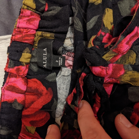 3/$60 Aritzia Talula Tie Waist Shorts - Picture 2 of 4